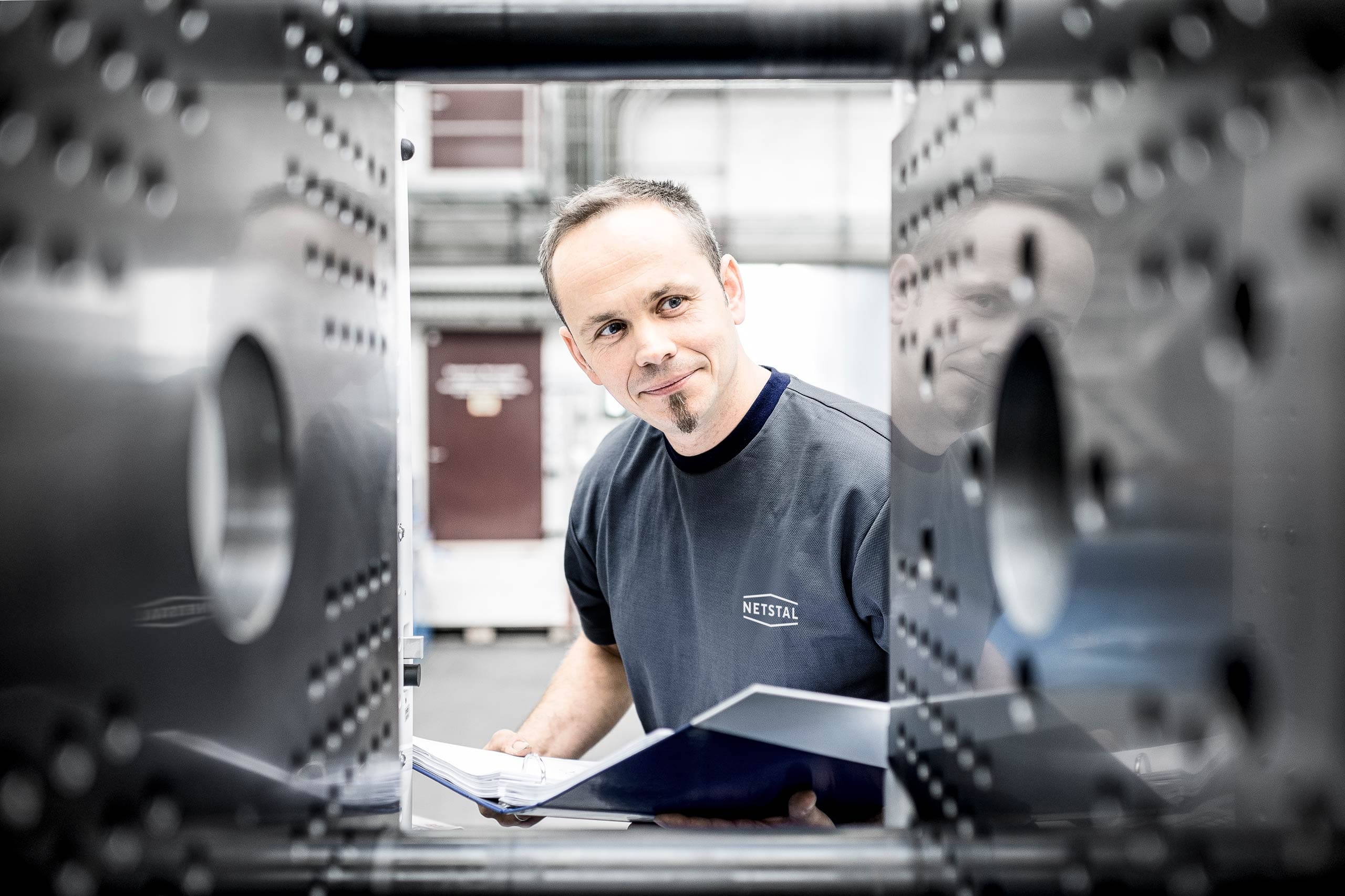 Netstal Mitarbeiter betrachtet Werkzeug