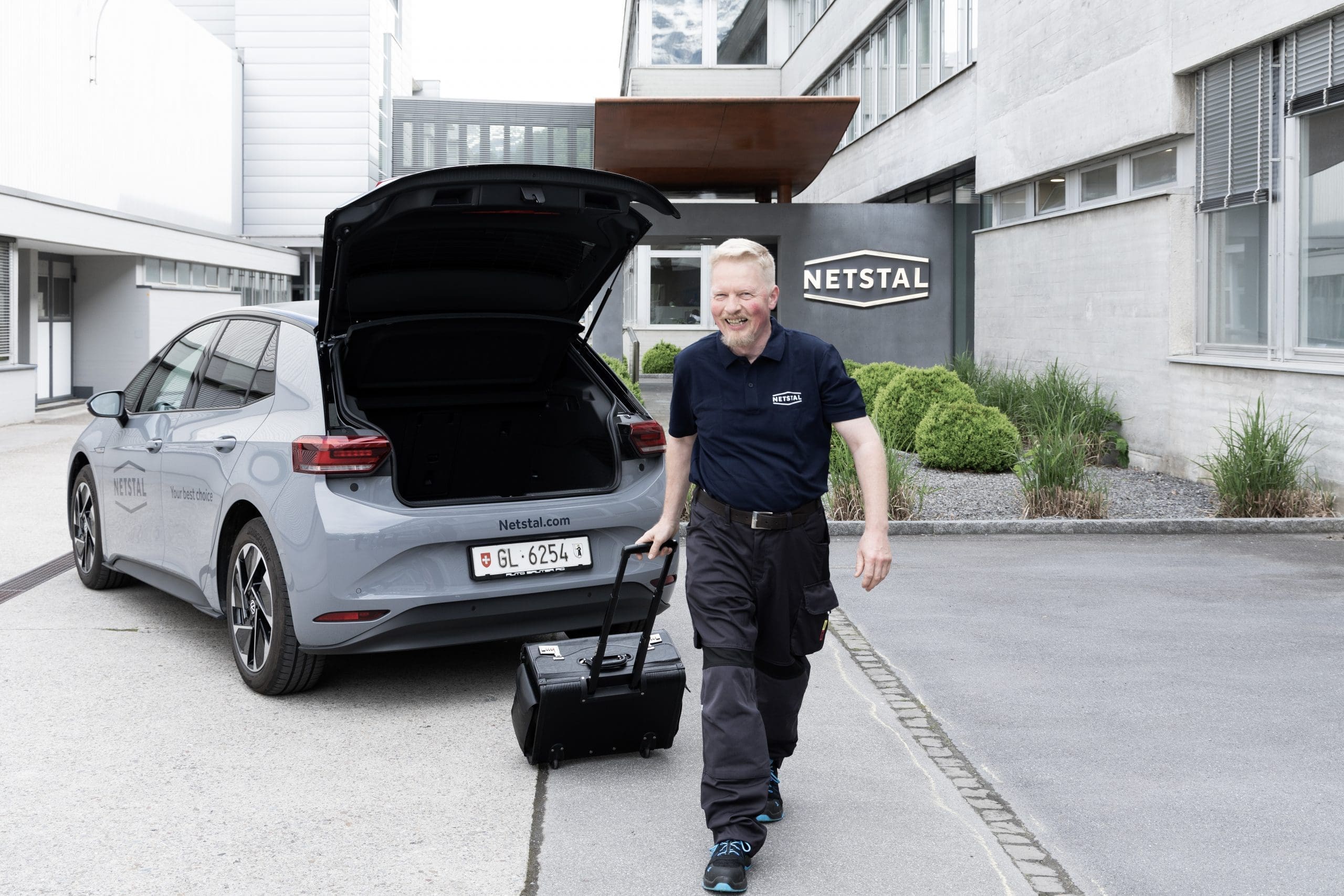 Servicetechniker mit Servicekoffer