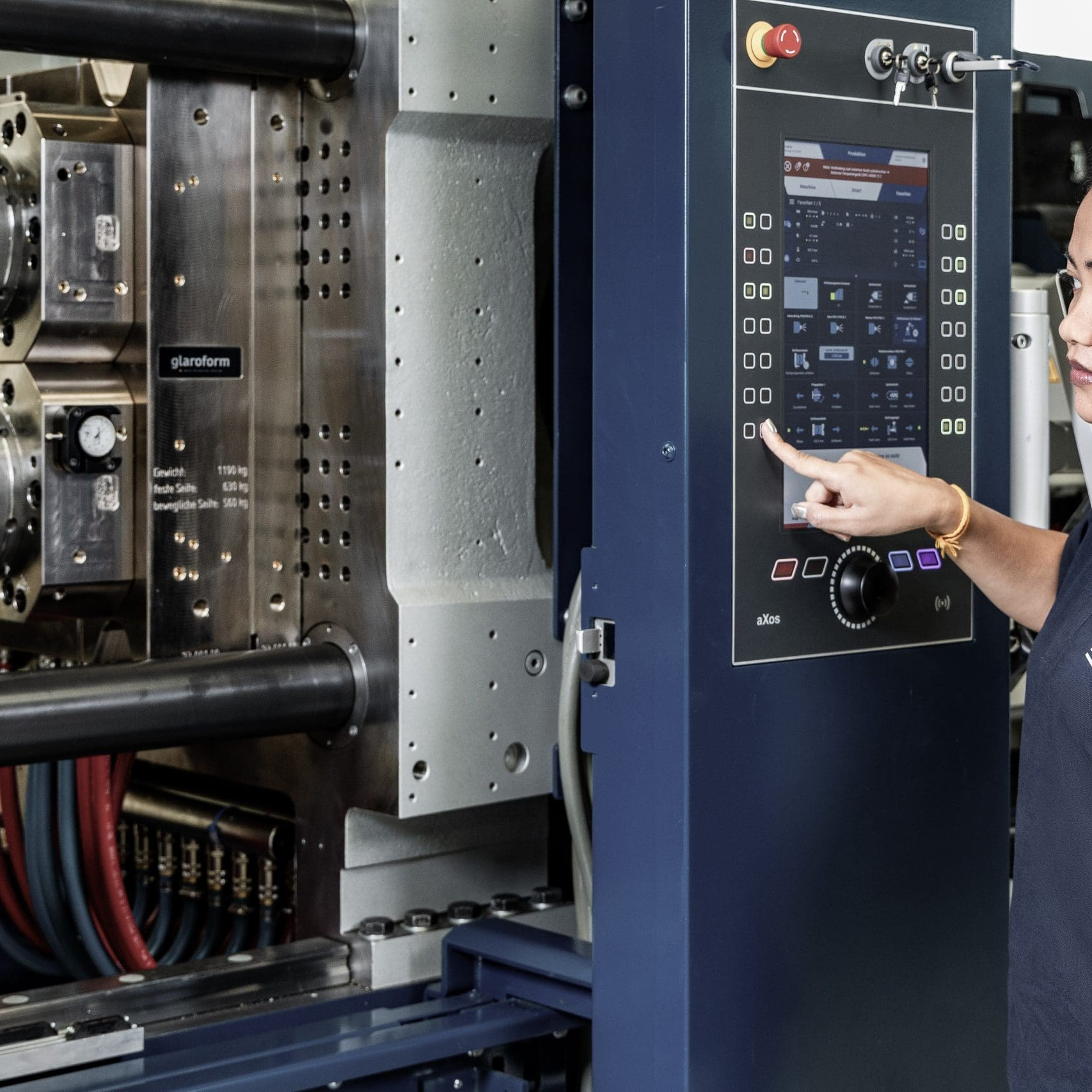 Anwendungstechnikerin an Axos 9 Steuerung