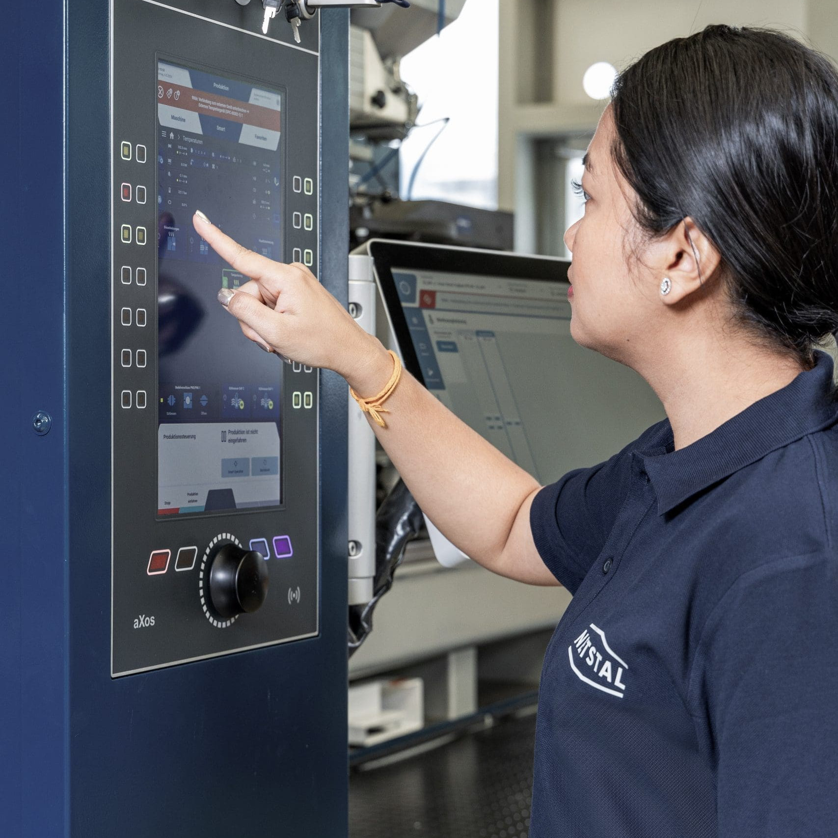 Anwendungstechnikerin an Axos 9 Steuerung