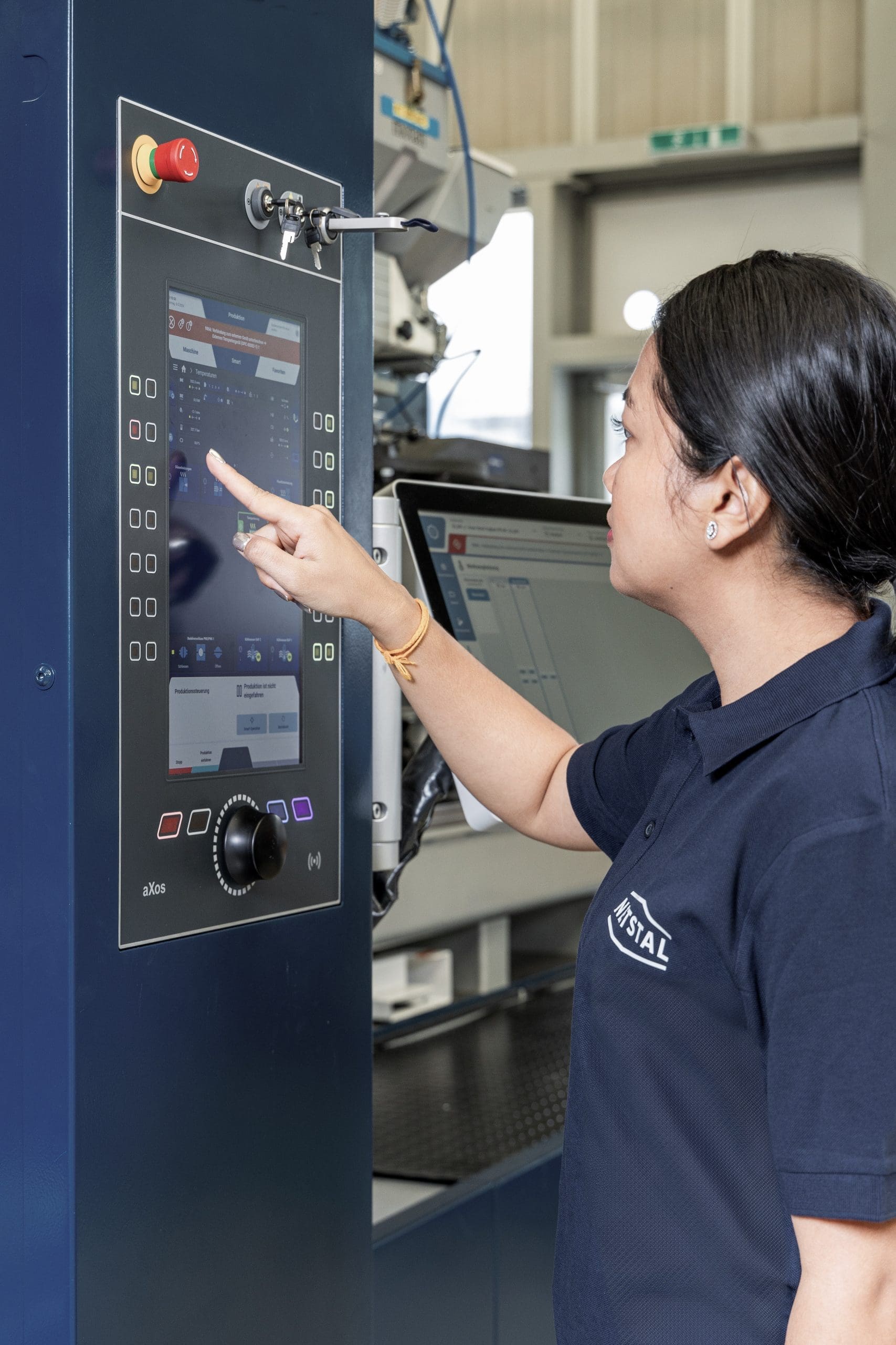 Anwendungstechnikerin an Axos 9 Steuerung