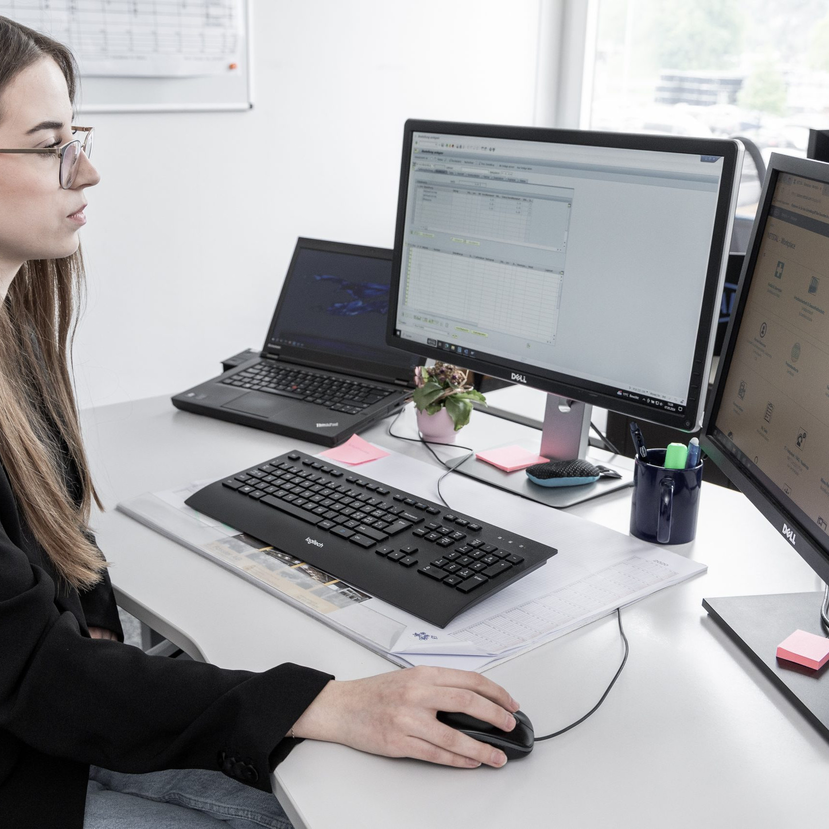 B&uuml;roangestellte am Computer